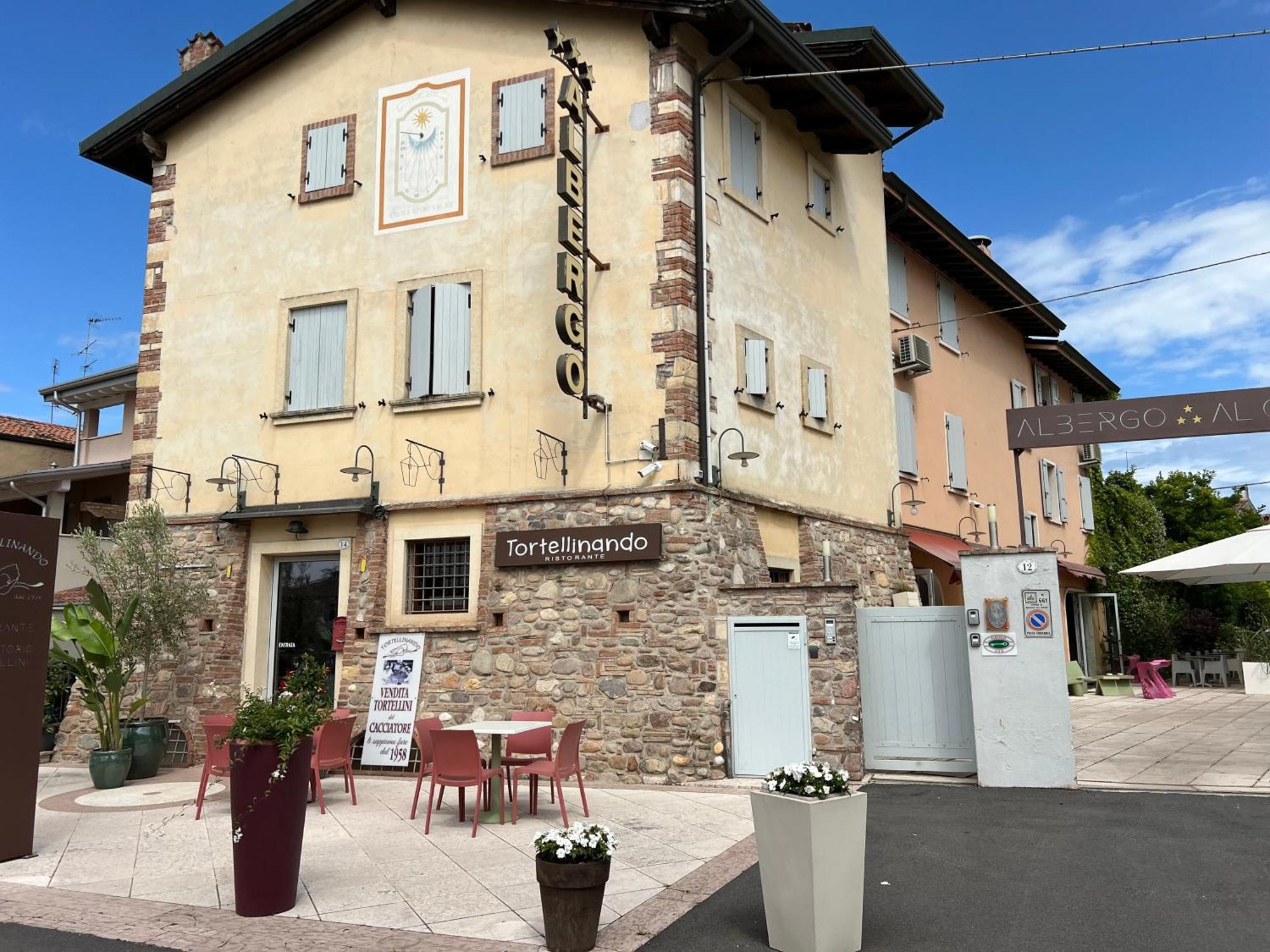 Albergo Al Cacciatore Tortellinando ヴァレッジョ・スル・ミンチョ エクステリア 写真