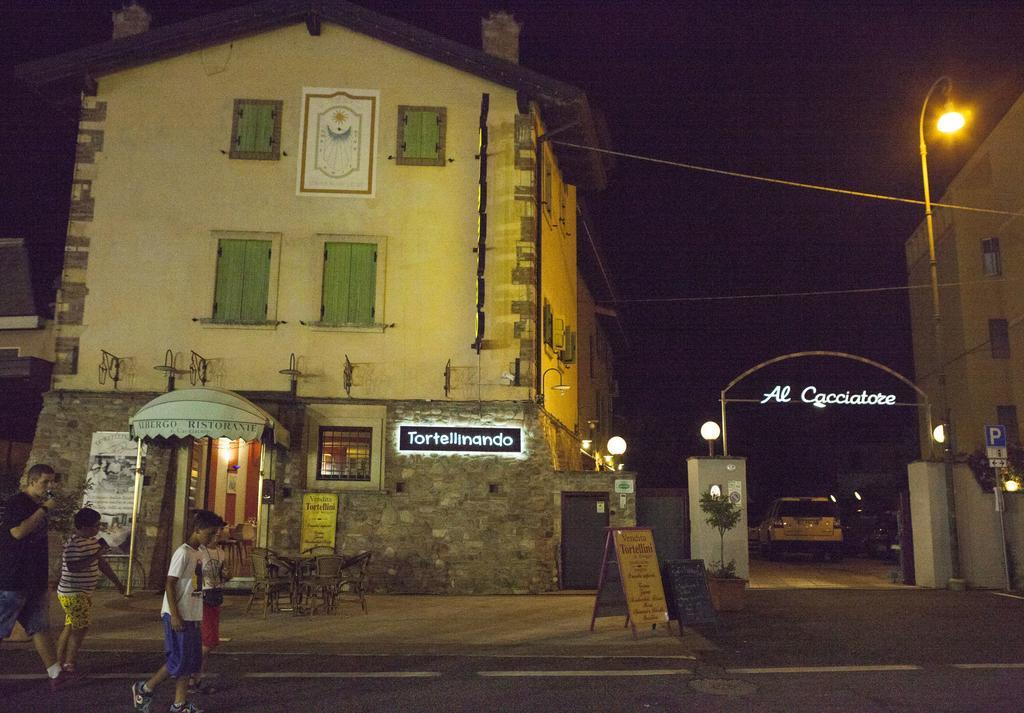 Albergo Al Cacciatore Tortellinando ヴァレッジョ・スル・ミンチョ エクステリア 写真